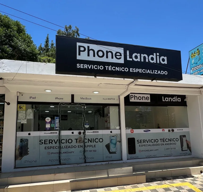 Frente del local de iPhone Landia en Villamorra, Asunción