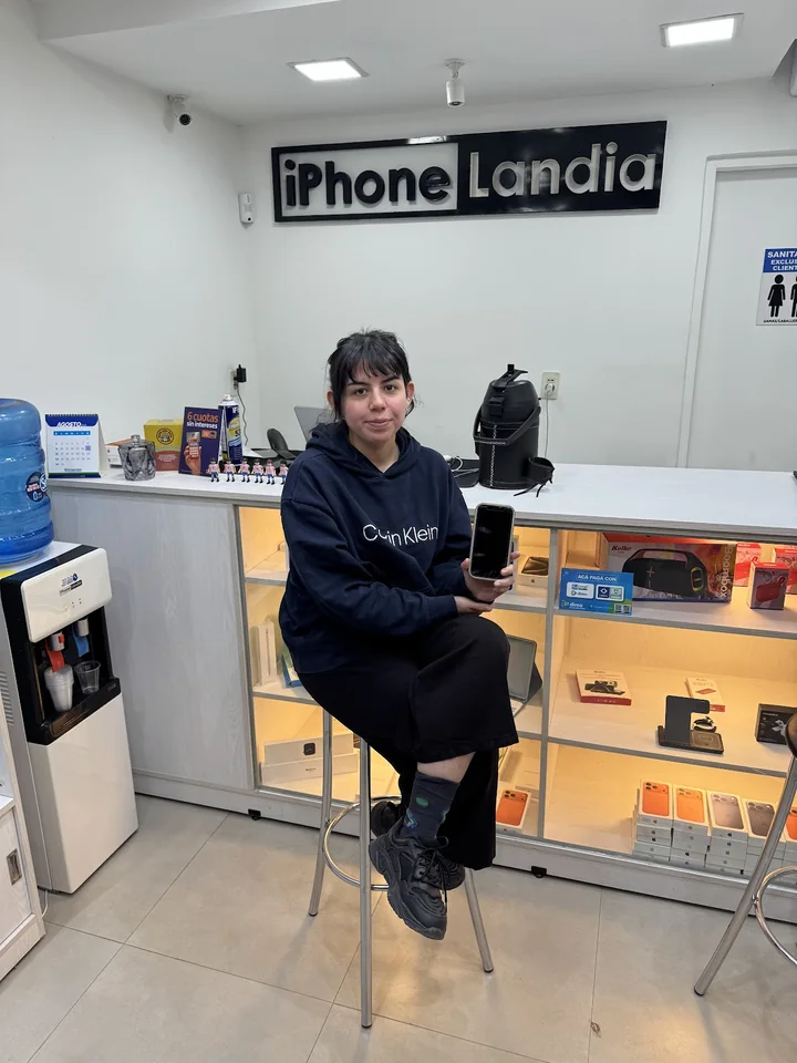 Vitrinas con equipos y accesorios adentro del local de iPhone Landia